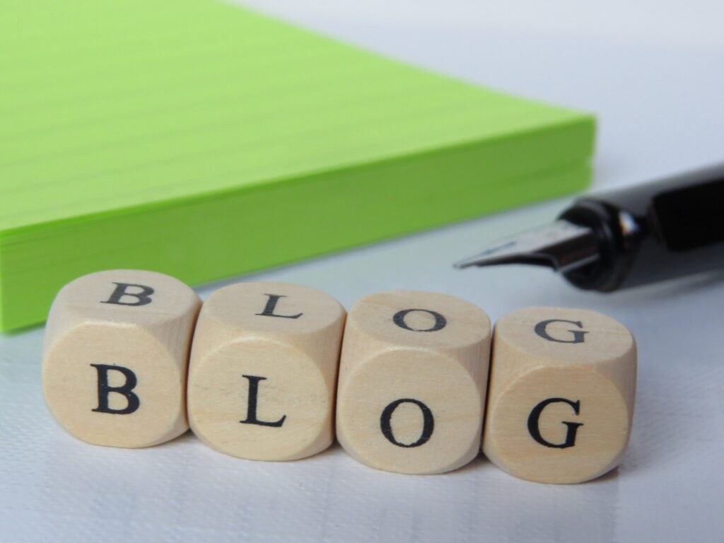 Vier Würfel mit Buchstaben, die den Text Blog ergeben. Fundstücke für ein entspanntes und erfreuliches Leben. Sie finden Themen aus dem Bereich Psychotherapie, Paartherapie, Coaching und Hochsensibilität.