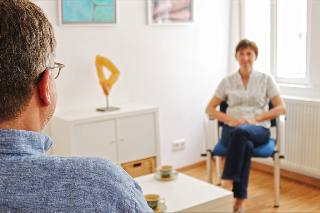 Sabine Konietzko hört aufmerksam einem Klienten zu. Dabei liegt der Fokus auf dem Klienten. Psychotherapie lässt Raum für eigene Gedanken.