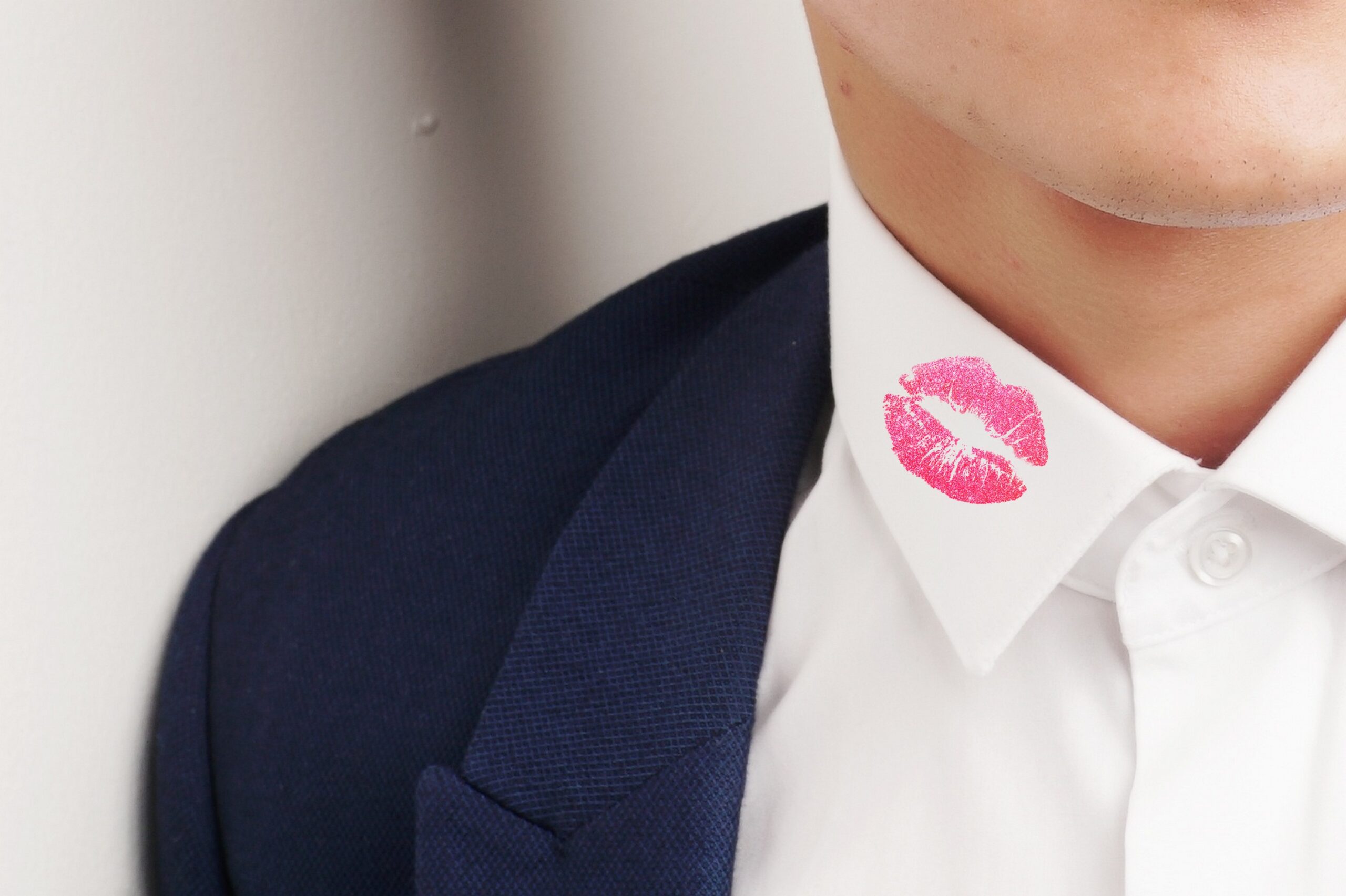 Mann hat am Hemdkragen Lippenstift. Kann man Untreue vergeben und verzeihen und kann ich wieder vertrauen? Mein Partner ist fremdgegangen. Wie kann ich die Beziehung retten?