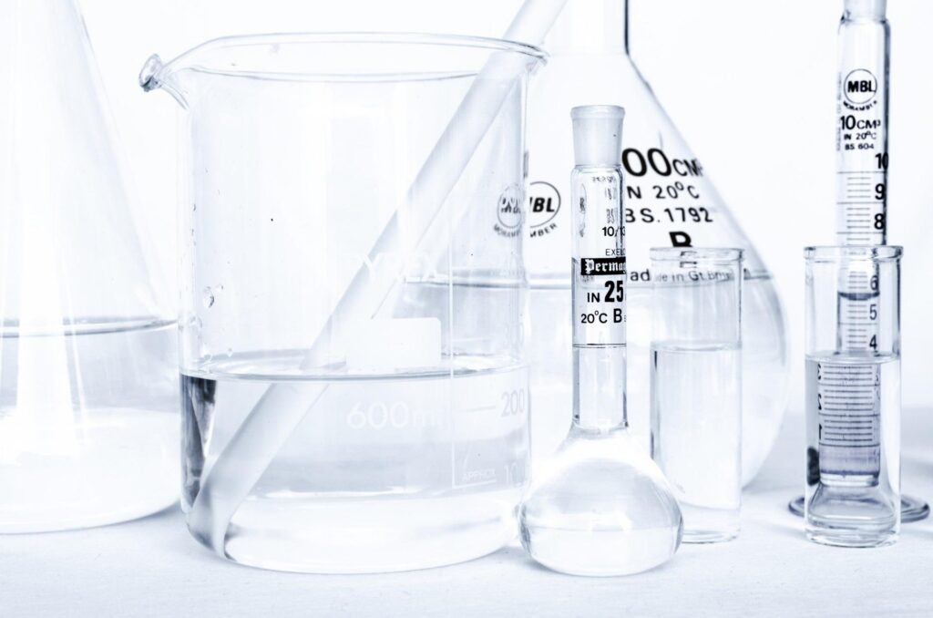 Laborflaschen auf einem Tisch. Hochsensibilität wird weiter wissenschaftlich erforscht.