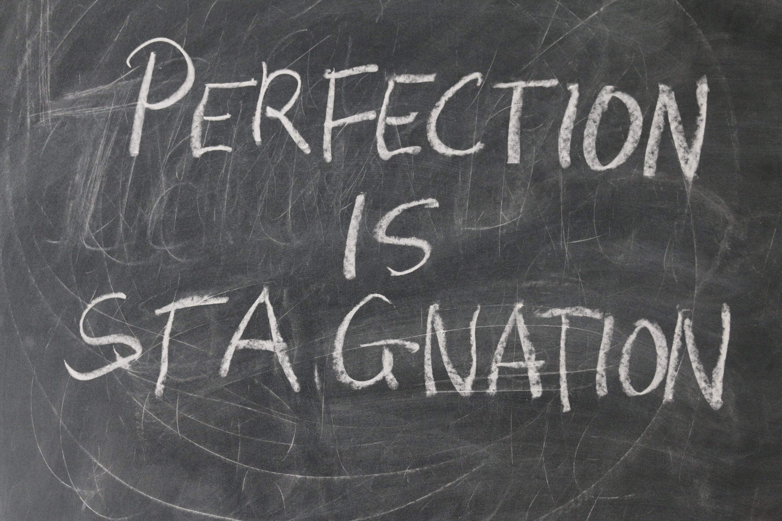 Mit Kreide wurde auf eine Tafel der Satz aufgeschrieben: Perfektion ist Stagnation. Gegen den Vollkommenheitswahn.