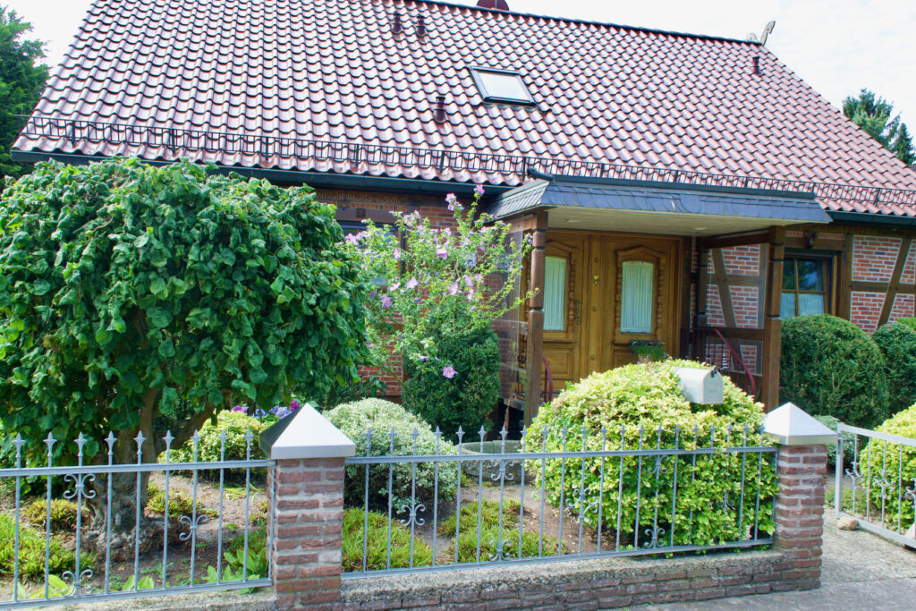 In diesem Haus befinden sich die Räume der Beratungspraxis "lebensorientiert" in Großburgwedel. Es ist im Wacholderweg 3. Hier bieten wir Psychotherapie und Paartherapie an.