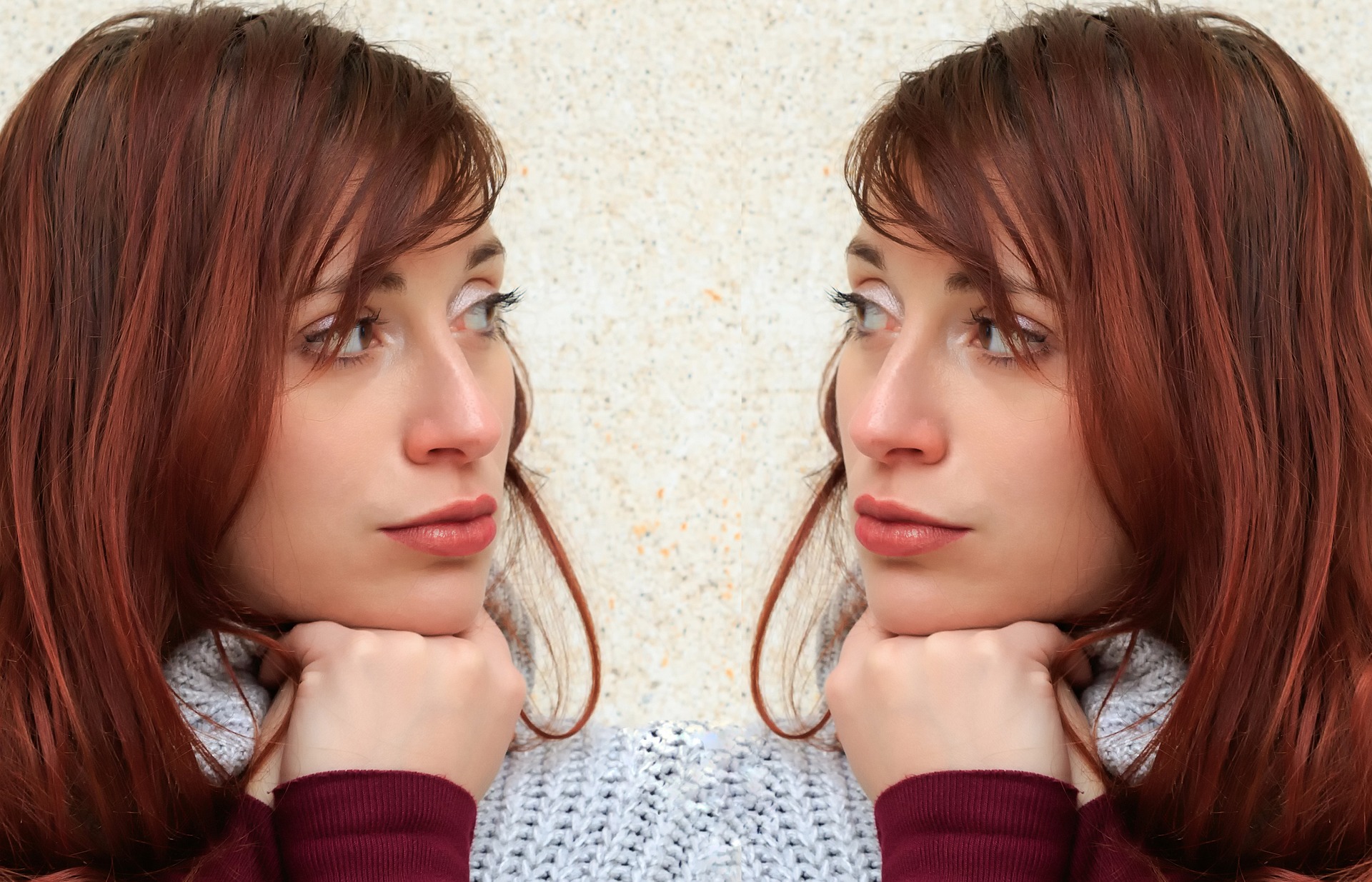 Eine Frau blickt kritisch zur Seite und wird dort gespiegelt. Vergleichen hilft uns wenig, wenn wir glücklich werden möchten.