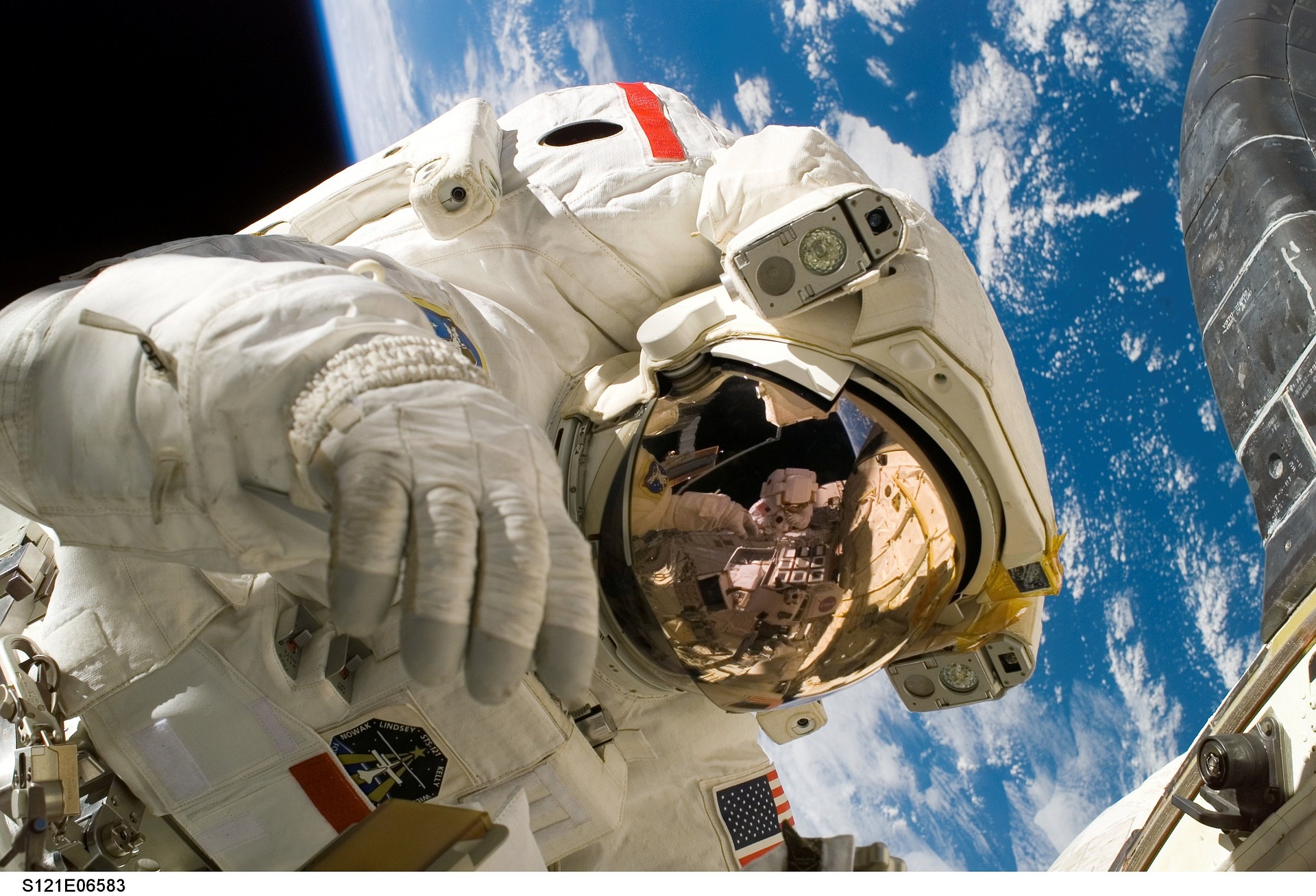 Ein Astronaut schwebt im Weltall mit der Erde im Hintergrund. Er hat kein Problem, sondern eine Lösung!