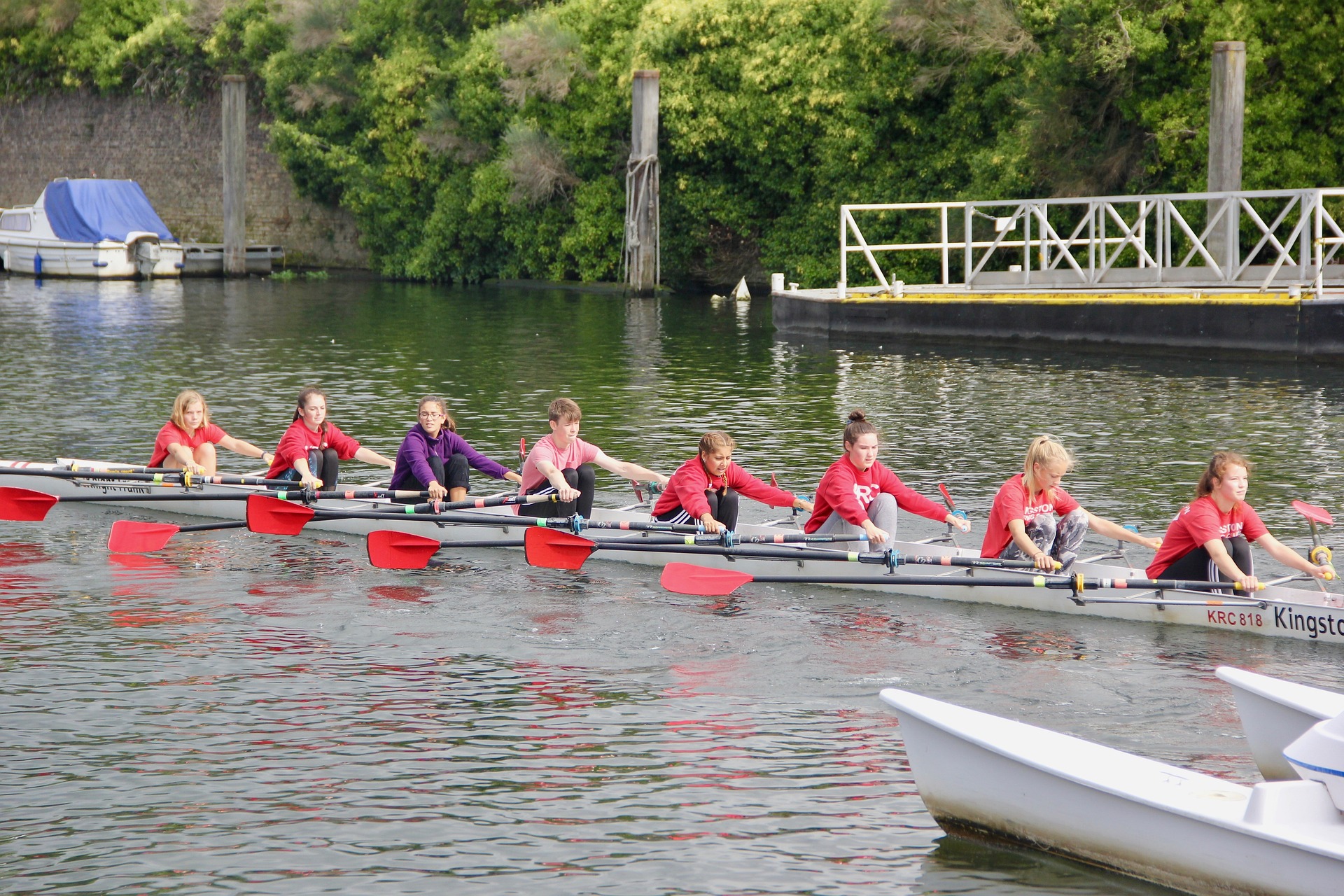 Eine Gruppe von Frauen im Ruderboot. Sie kennen den gemeinsamen Rhytmus und rudern in Harmonie.