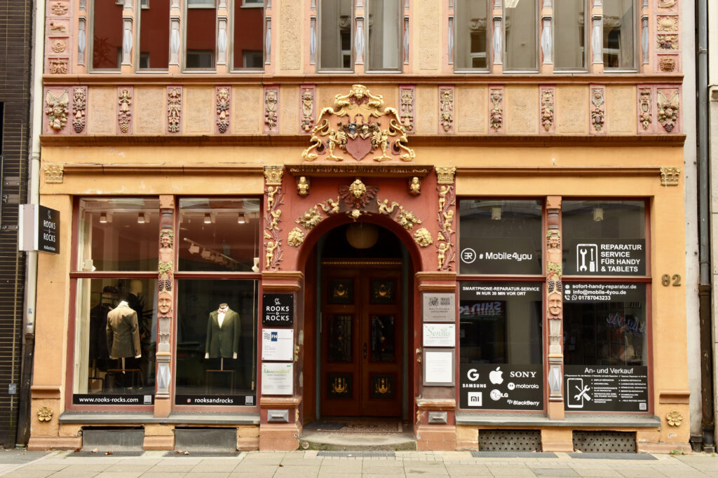 Historische Praxisfassade am Thielenplatz in Hannover