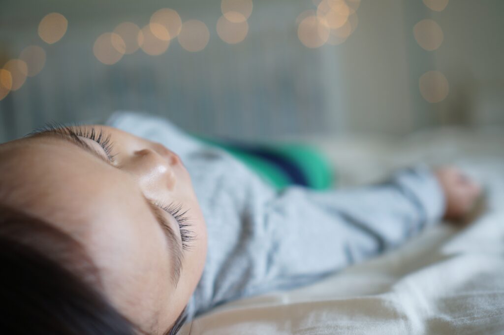 Starke Reaktion bei hochsensiblen Kindern. Wenn die Eindrücke zu viel werden. Kind liegt ermattet auf dem Bett